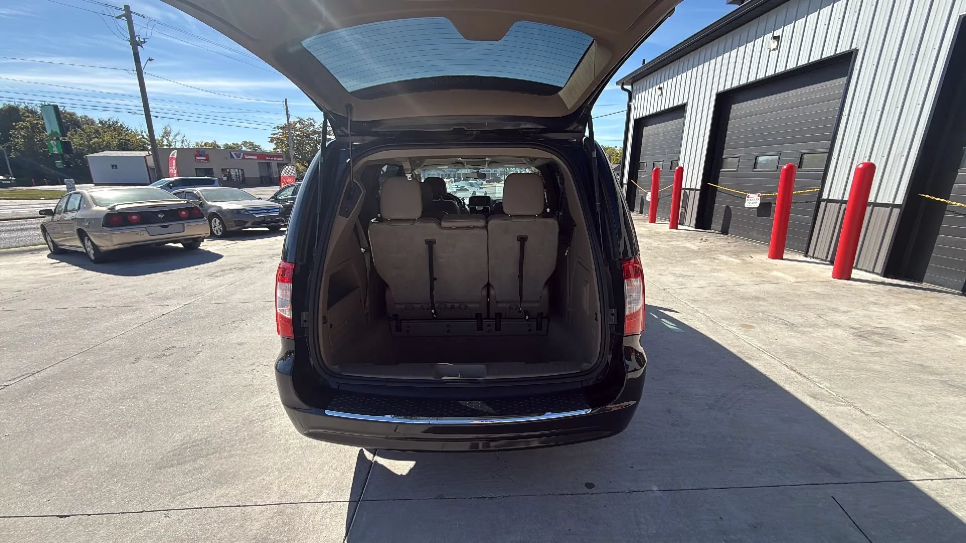 Used 2014 Chrysler Town & Country Touring FWD image 18