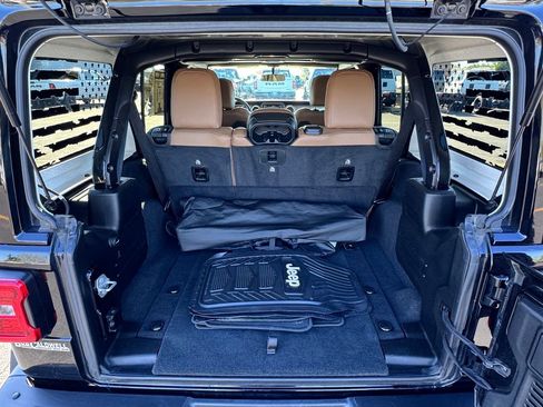 Used 2021 Jeep Wrangler Unlimited Rubicon w/ Steel Bumper Group AWD/4WD image 16