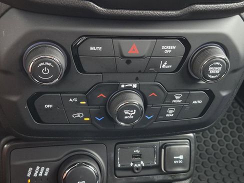Used 2022 Jeep Renegade Latitude w/ Convenience Group AWD/4WD image 30