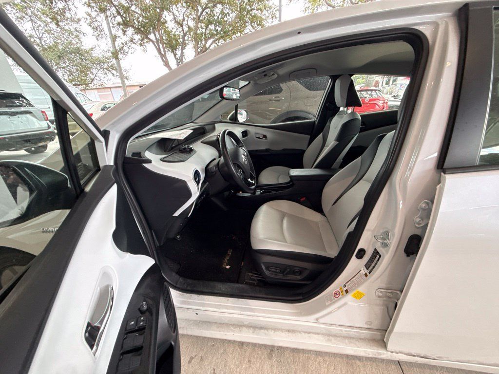 Used 2022 Toyota Prius Limited FWD image 3