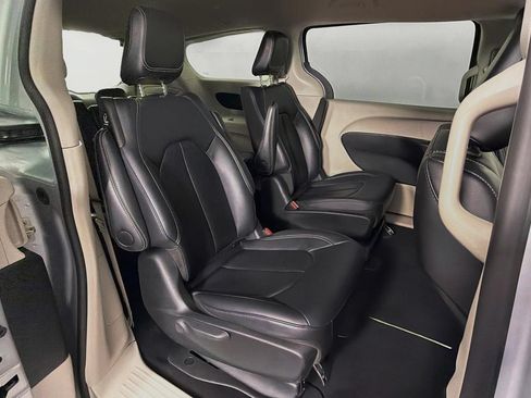 Used 2024 Chrysler Pacifica Limited FWD image 38