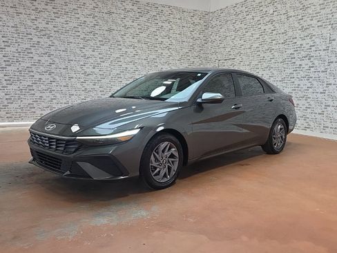 Certified 2024 Hyundai Elantra SEL FWD image 3