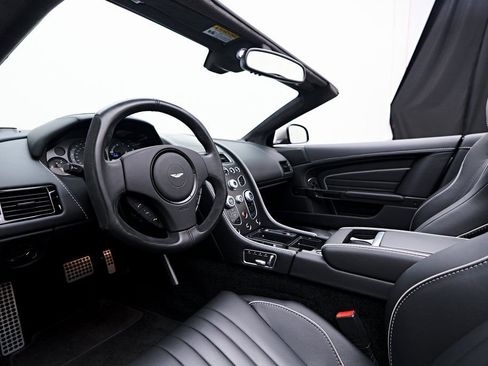 Used 2016 Aston Martin DB9 GT image 2