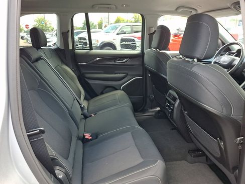 Used 2022 Jeep Grand Cherokee Laredo w/ Luxury Tech Group I AWD/4WD image 15