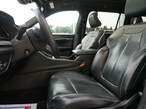 Used 2022 Jeep Grand Cherokee L Overland w/ Luxury Tech Group IV AWD/4WD image 4