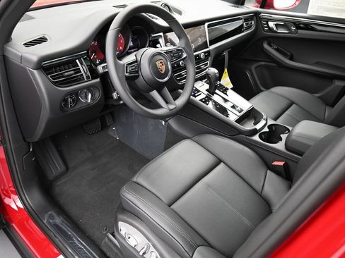 Certified 2025 Porsche Macan AWD/4WD image 4