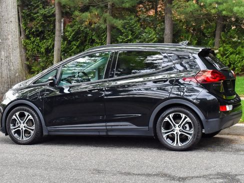 Used 2020 Chevrolet Bolt Premier w/ Infotainment Package FWD image 6
