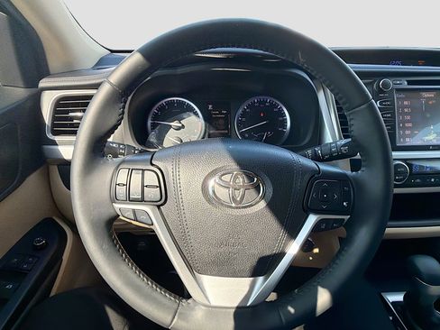 Used 2019 Toyota Highlander SE image 12