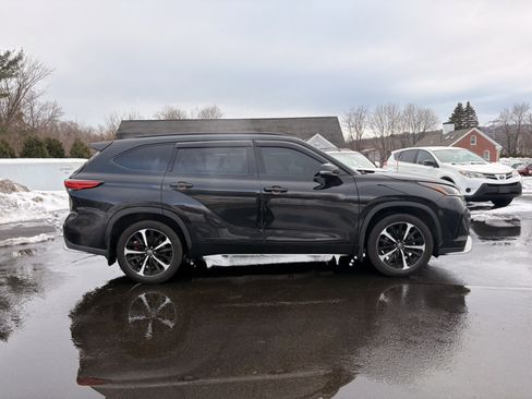 Used 2021 Toyota Highlander XSE image 4