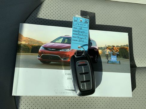 Used 2018 Chrysler Pacifica Touring-L Plus w/ Tire & Wheel Group FWD image 19