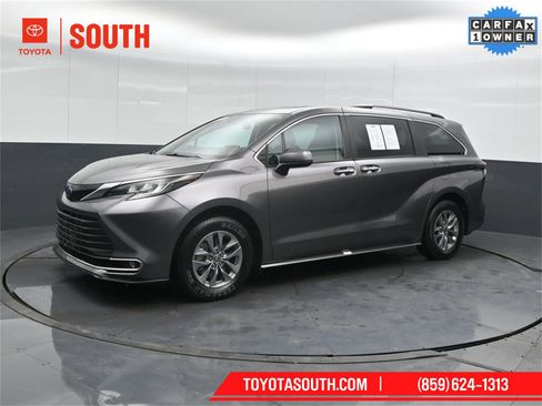 Used 2023 Toyota Sienna XLE image 7