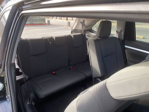 Used 2019 Toyota Highlander LE AWD/4WD image 28