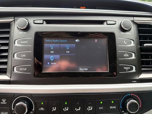 Used 2019 Toyota Highlander LE FWD image 22