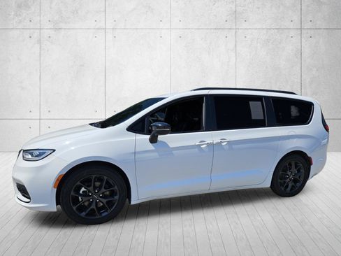 Used 2025 Chrysler Pacifica Limited FWD image 3