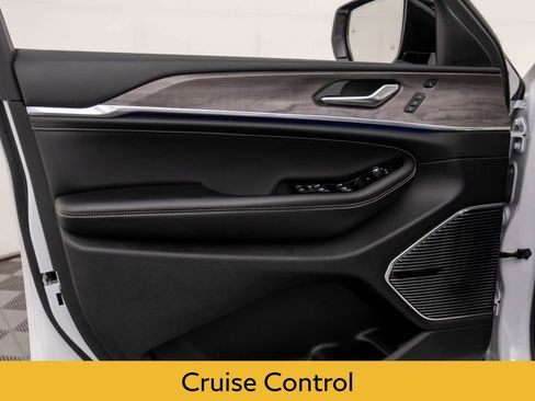 Used 2022 Jeep Grand Cherokee Overland w/ Adv Protech Group III image 12