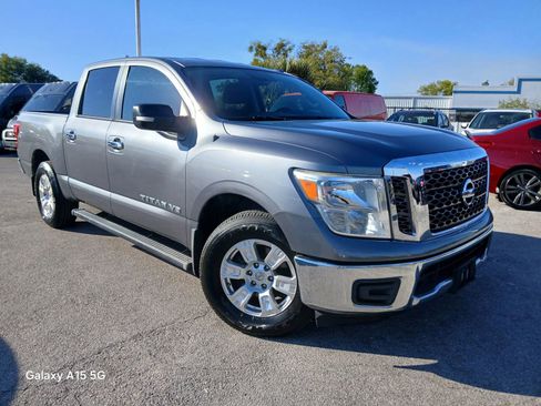 Used 2018 Nissan Titan SV RWD image 1