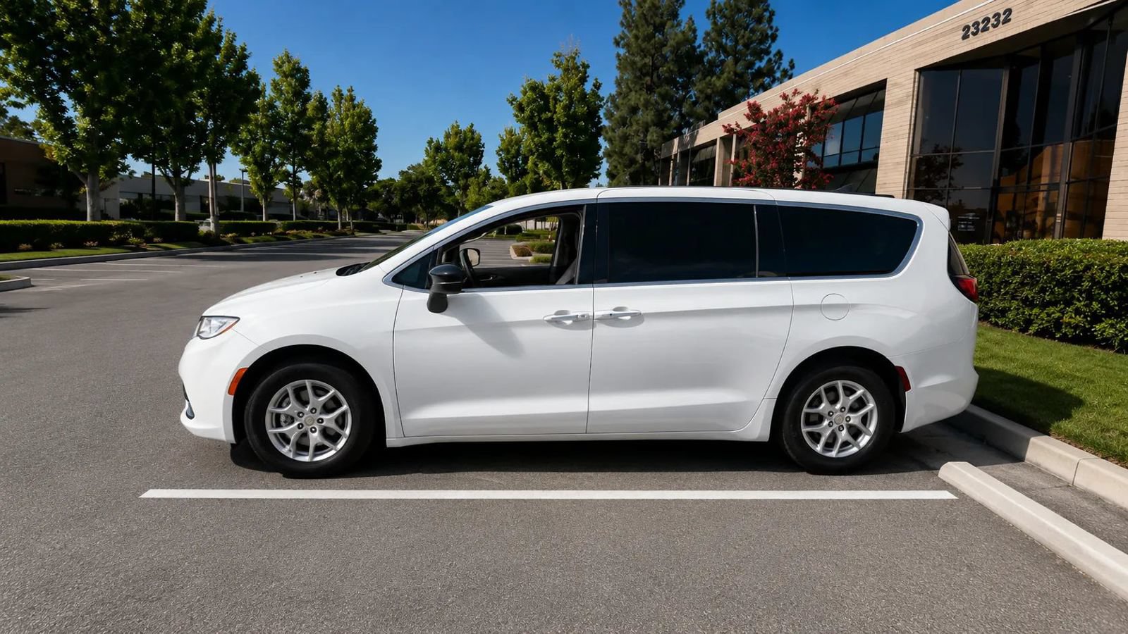 Used 2024 Chrysler Pacifica Touring-L FWD image 6