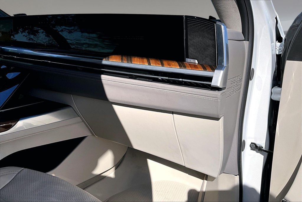 Certified 2025 Cadillac Escalade Premium Luxury Platinum w/ LPO, Floor Liner Package AWD/4WD image 16