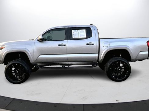 Used 2018 Toyota Tacoma SR5 image 6