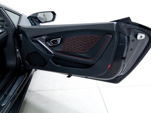 Used 2022 Lamborghini Huracan EVO RWD image 18