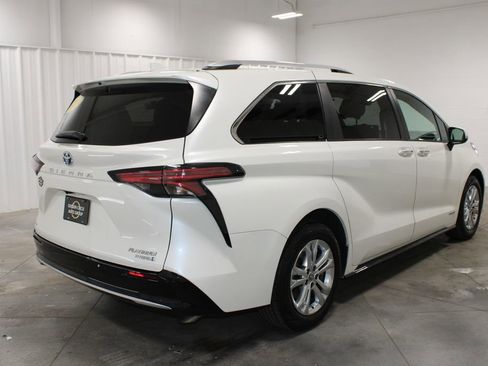 Used 2021 Toyota Sienna Platinum AWD/4WD image 9