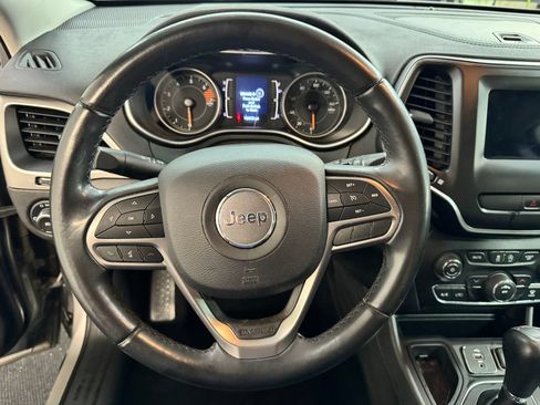 Used 2019 Jeep Cherokee Latitude Plus FWD image 17
