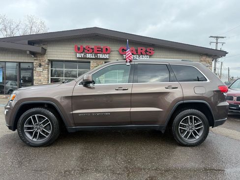 Used 2019 Jeep Grand Cherokee Laredo w/ 18" Wheel & 8.4" Radio Group image 2