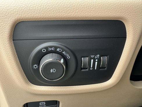 Used 2024 Jeep Grand Cherokee L Limited w/ Luxury Tech Group II AWD/4WD image 22