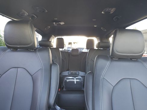 New 2026 Chrysler Pacifica Select image 31