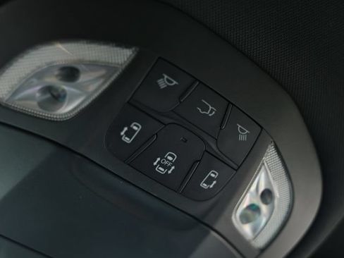 Used 2025 Chrysler Pacifica Select FWD image 40