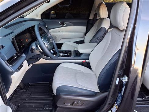 Used 2025 Kia Carnival EX image 12