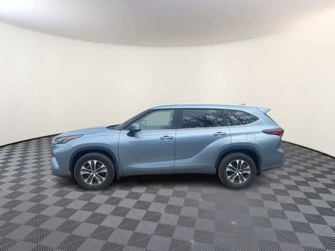 Used 2023 Toyota Highlander XLE AWD/4WD image 5
