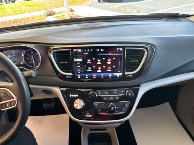 Used 2023 Chrysler Pacifica Touring-L FWD image 23