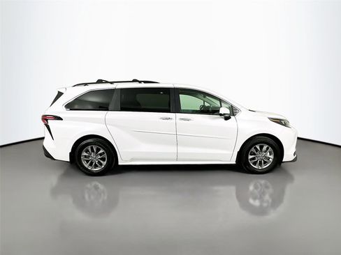 Used 2025 Toyota Sienna XLE w/ XLE Plus Package image 18