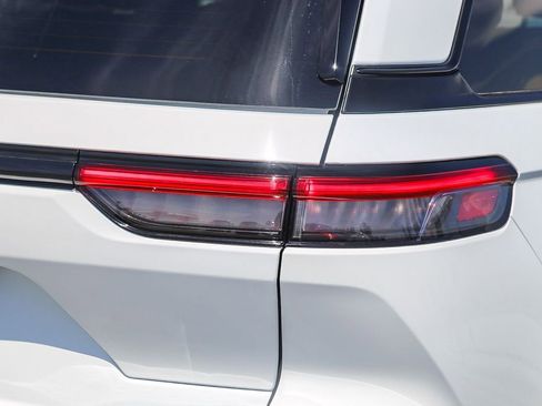 New 2025 Jeep Grand Cherokee Altitude image 10