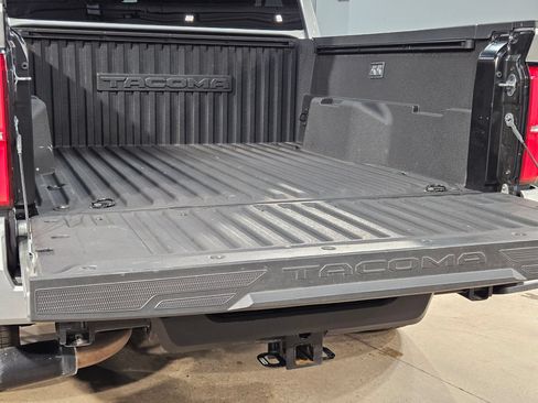 Certified 2025 Toyota Tacoma SR5 AWD/4WD image 18