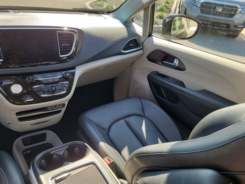 Used 2024 Chrysler Pacifica Select image 19