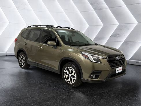 Used 2023 Subaru Forester Premium image 1