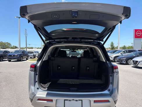 Used 2024 Nissan Pathfinder Platinum AWD/4WD image 9