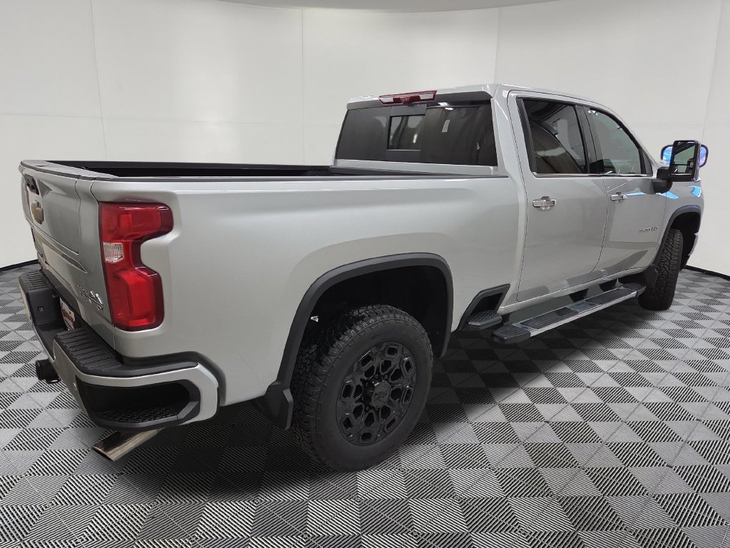 Used 2023 Chevrolet Silverado 3500 High Country w/ Technology Package AWD/4WD image 4