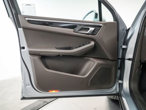 Certified 2023 Porsche Macan AWD/4WD image 25