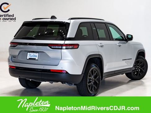 Used 2025 Jeep Grand Cherokee Altitude image 25