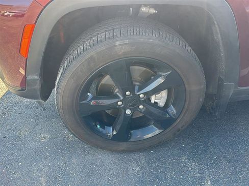 Used 2023 Jeep Grand Cherokee L Laredo image 7