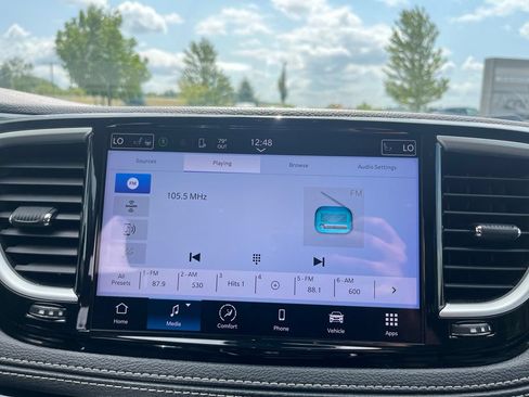 Used 2023 Chrysler Pacifica Touring-L FWD image 16