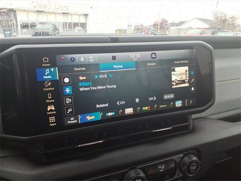 Used 2025 Jeep Gladiator Sport image 16