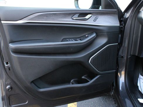 Used 2022 Jeep Grand Cherokee Limited image 12