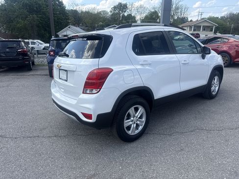Used 2022 Chevrolet Trax LT w/ LT Convenience Package AWD/4WD image 3