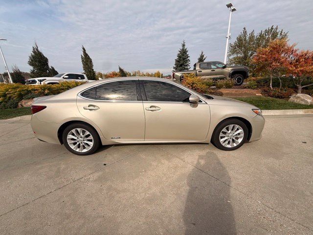 Used 2014 Lexus ES 300h w/ Luxury Package w/Bamboo Trim FWD image 2
