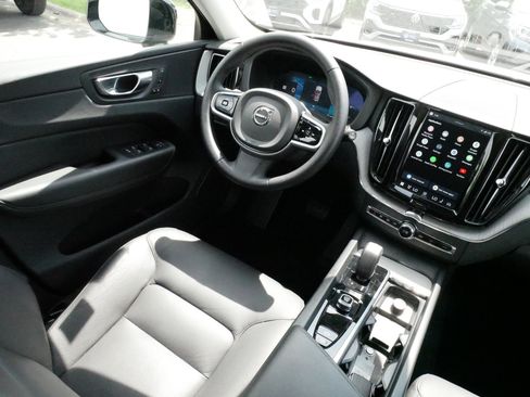Used 2025 Volvo XC60 B5 Plus AWD/4WD image 9