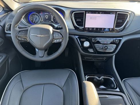 New 2026 Chrysler Pacifica Limited image 10